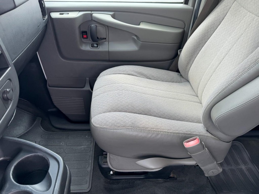 Chevrolet Express Passenger Vehicle Full-screen Gallery Image 10