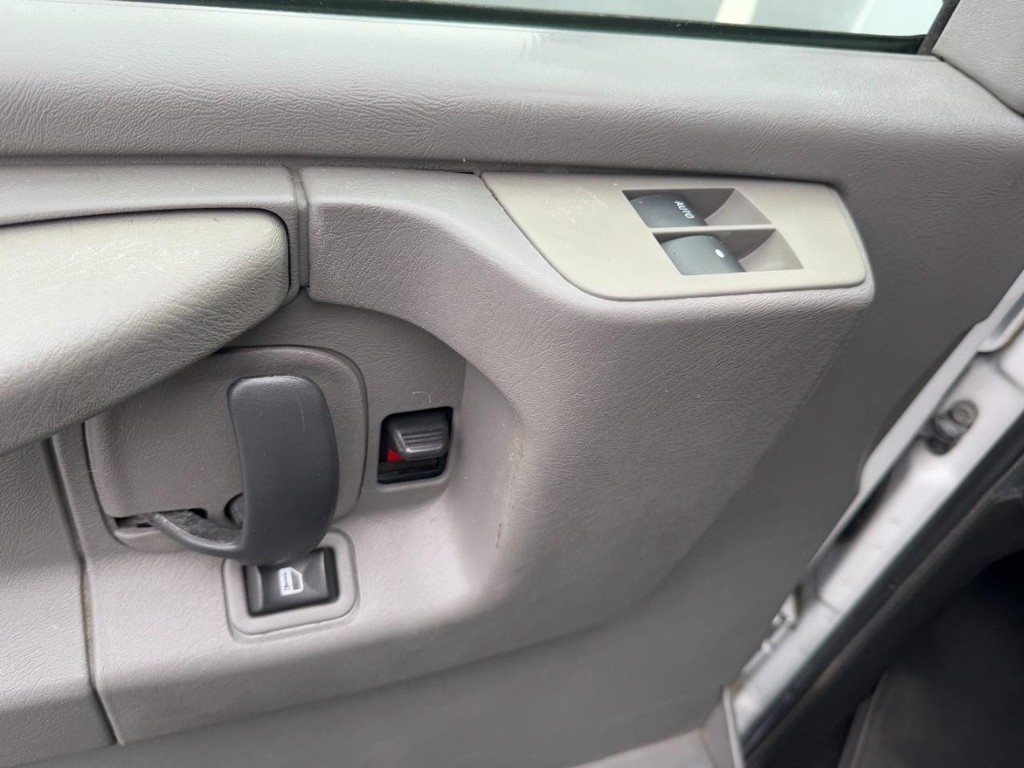 Chevrolet Express Passenger Vehicle Full-screen Gallery Image 12