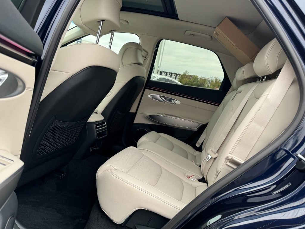 Genesis GV70 Vehicle Full-screen Gallery Image 07