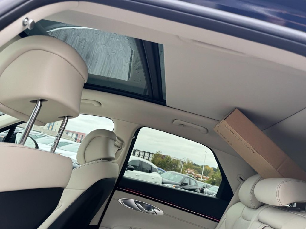 Genesis GV70 Vehicle Full-screen Gallery Image 08