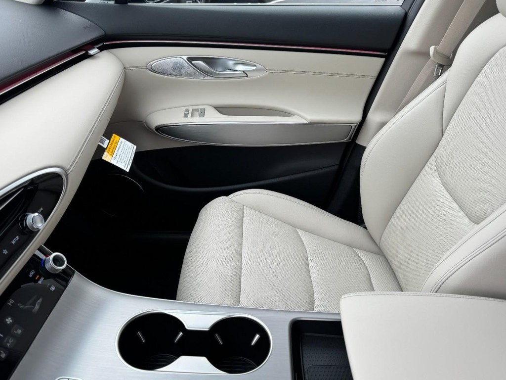 Genesis GV70 Vehicle Full-screen Gallery Image 09