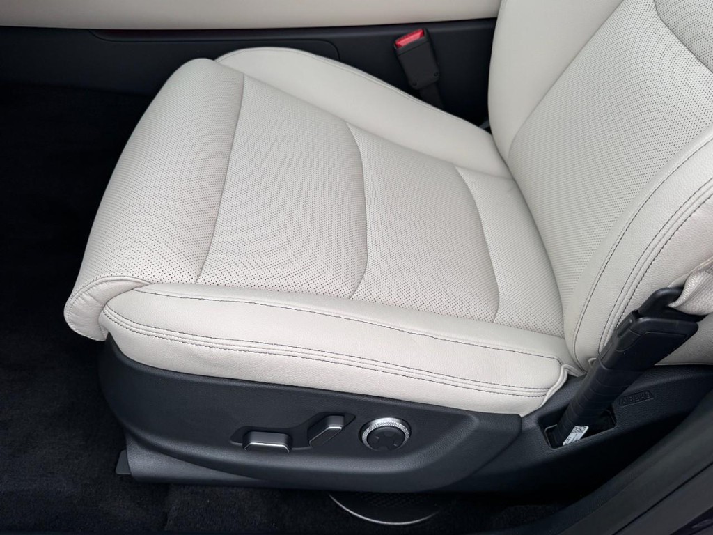 Genesis GV70 Vehicle Full-screen Gallery Image 10
