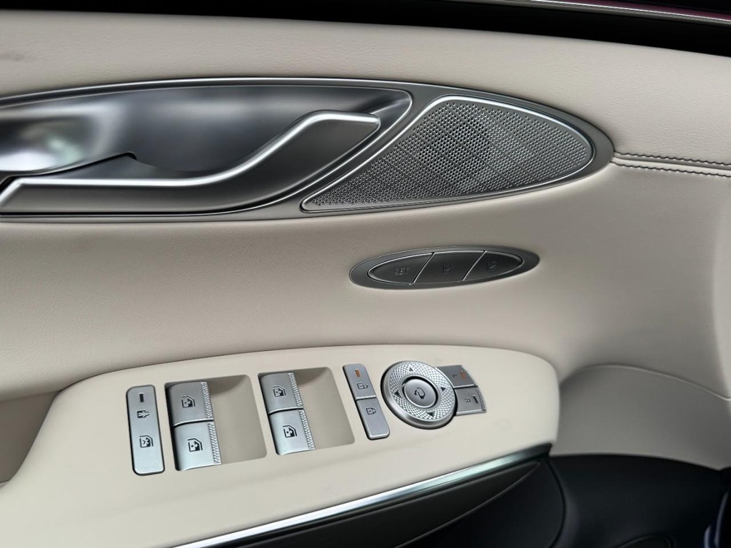 Genesis GV70 Vehicle Full-screen Gallery Image 11
