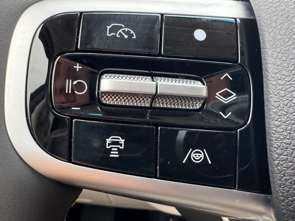 Genesis GV70 Vehicle Full-screen Gallery Image 13