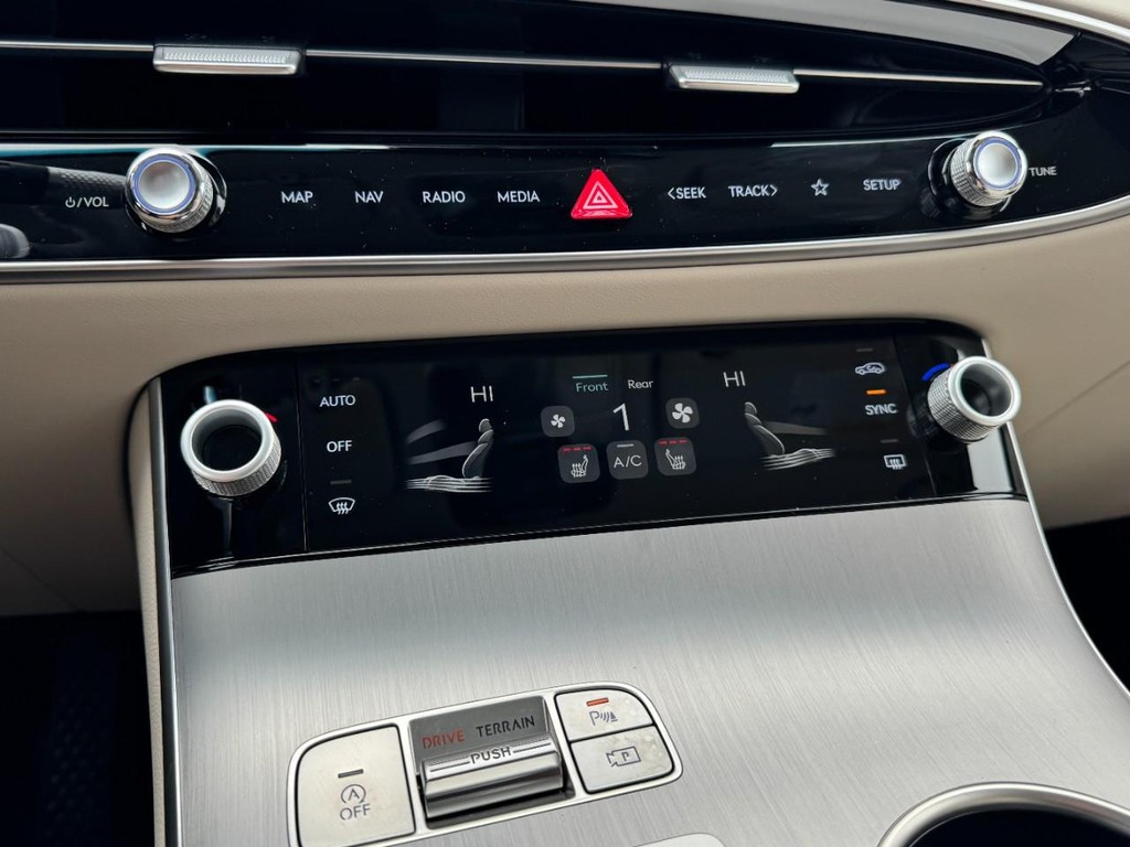 Genesis GV70 Vehicle Full-screen Gallery Image 15