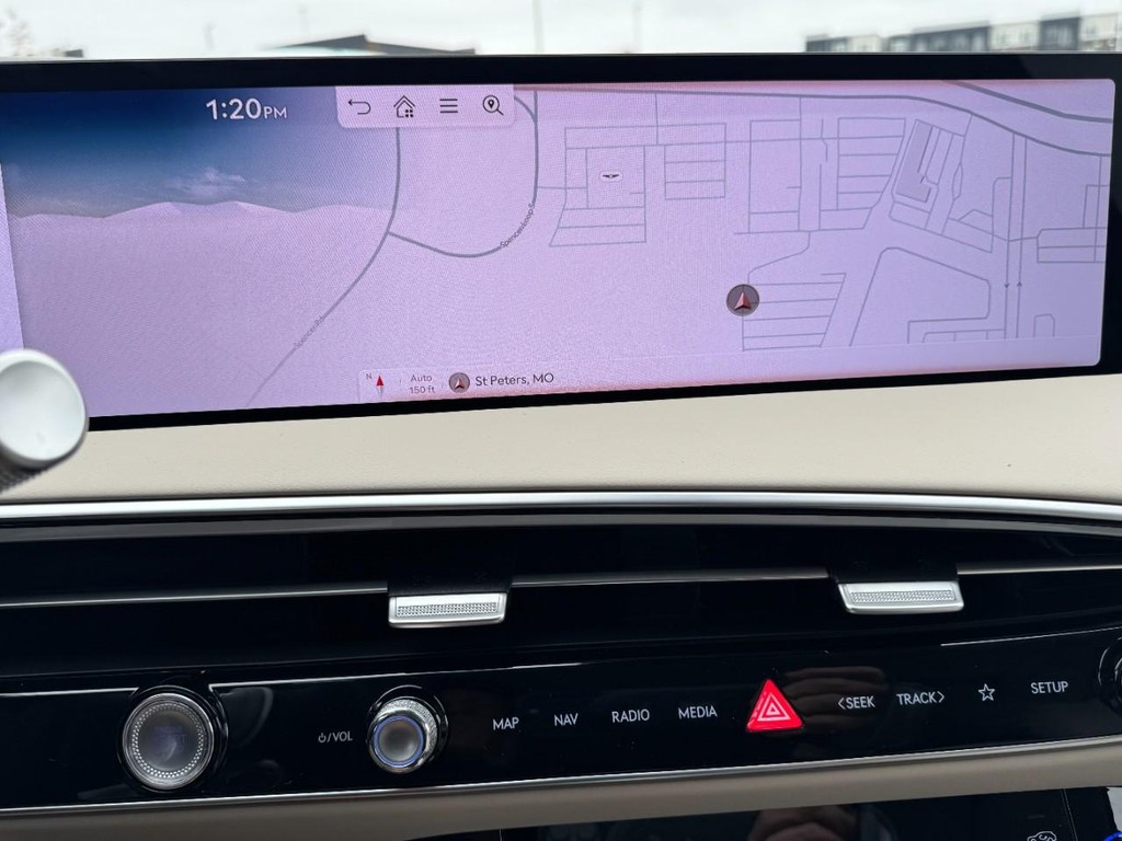 Genesis GV70 Vehicle Full-screen Gallery Image 17