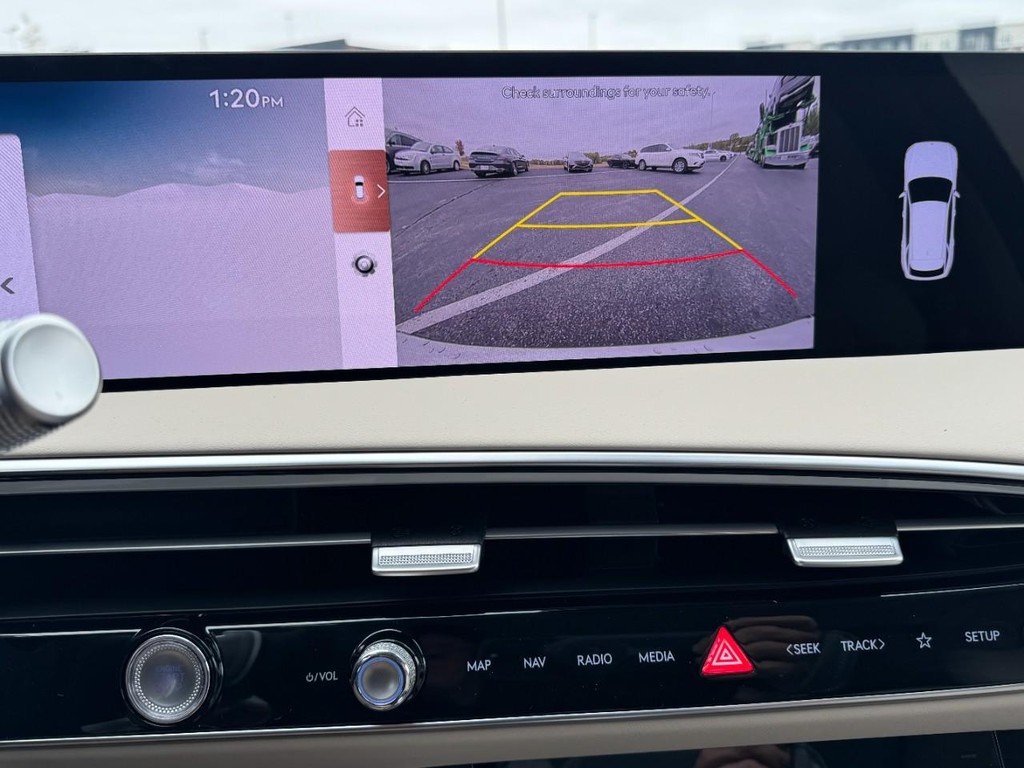 Genesis GV70 Vehicle Full-screen Gallery Image 18