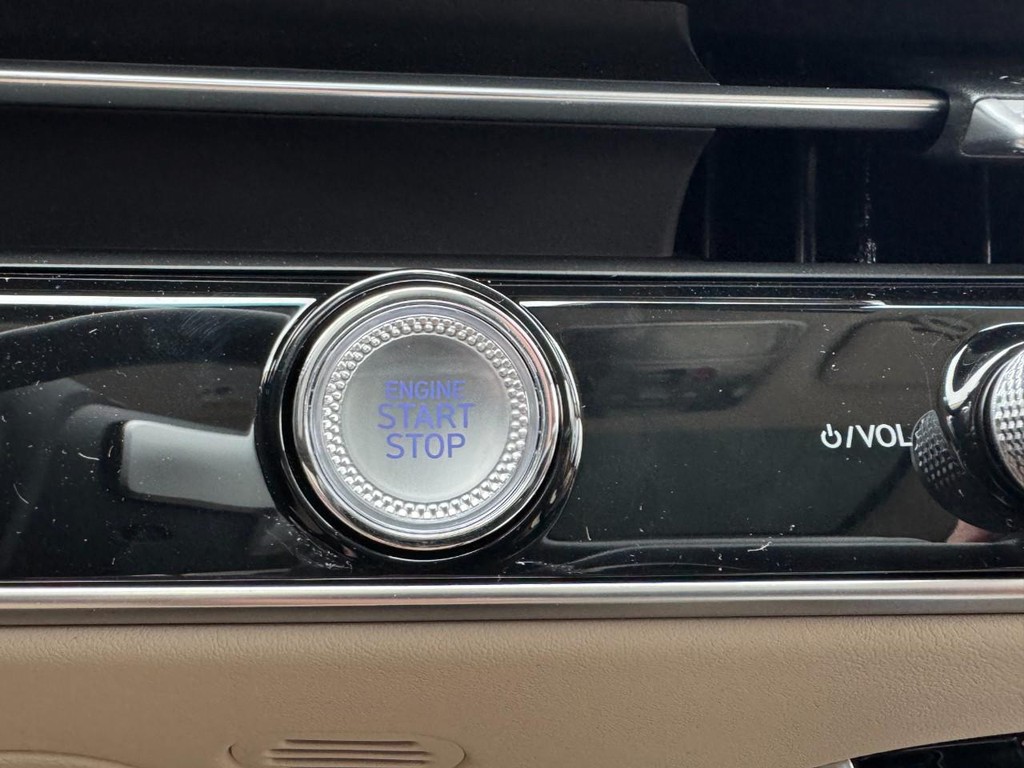 Genesis GV70 Vehicle Full-screen Gallery Image 19