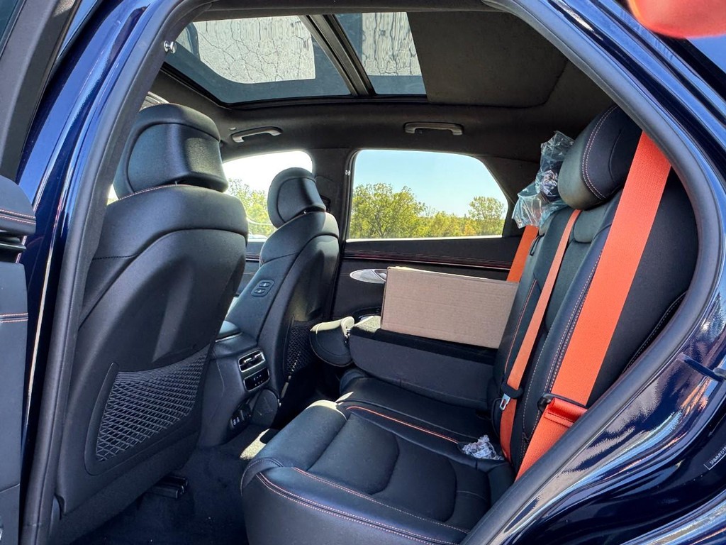 Genesis GV70 Vehicle Full-screen Gallery Image 07