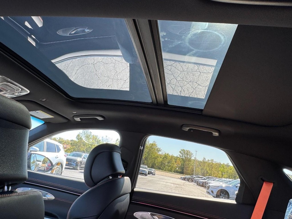 Genesis GV70 Vehicle Full-screen Gallery Image 08