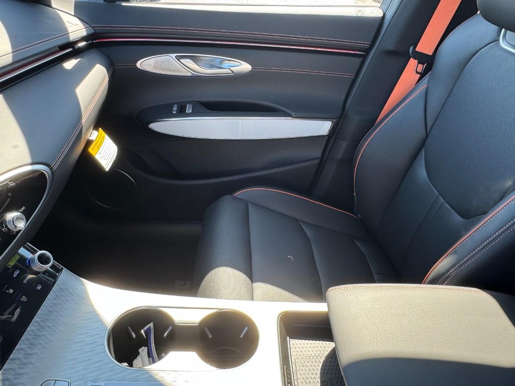 Genesis GV70 Vehicle Full-screen Gallery Image 09