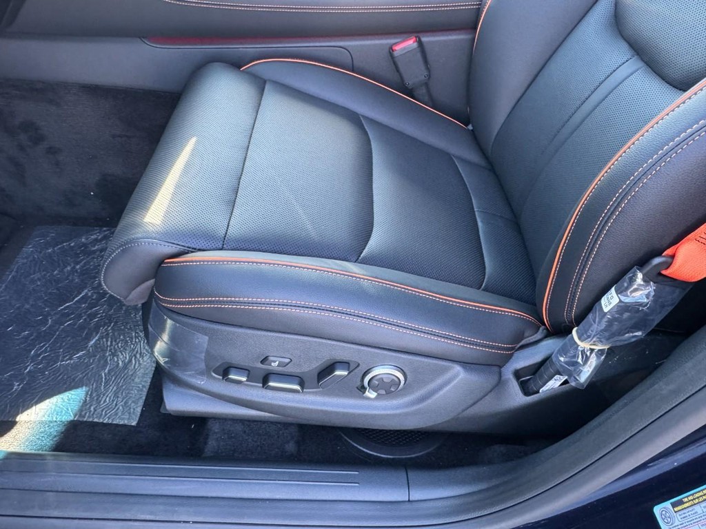 Genesis GV70 Vehicle Full-screen Gallery Image 10