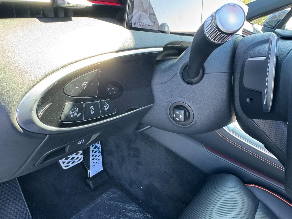 Genesis GV70 Vehicle Full-screen Gallery Image 11