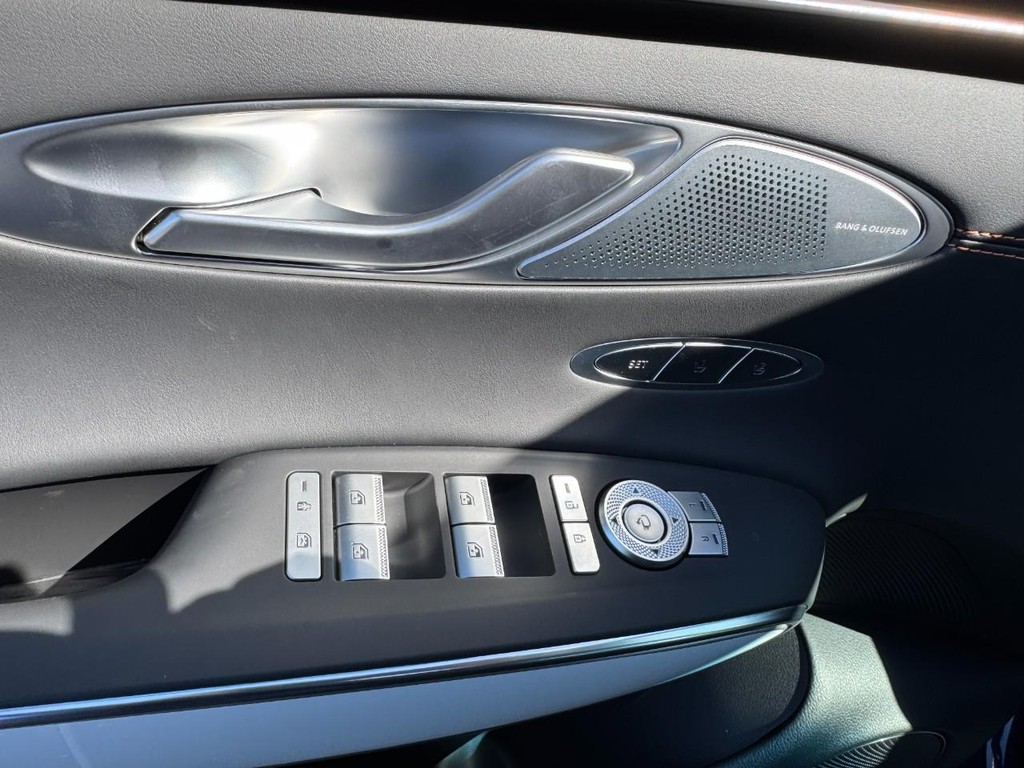 Genesis GV70 Vehicle Full-screen Gallery Image 12
