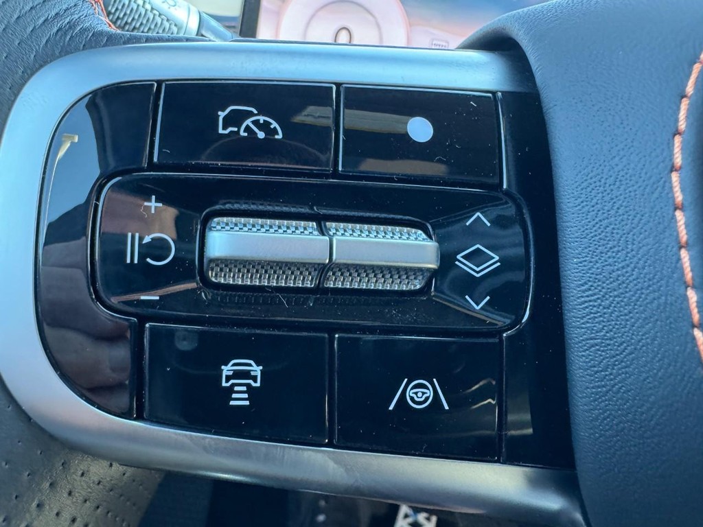 Genesis GV70 Vehicle Full-screen Gallery Image 13
