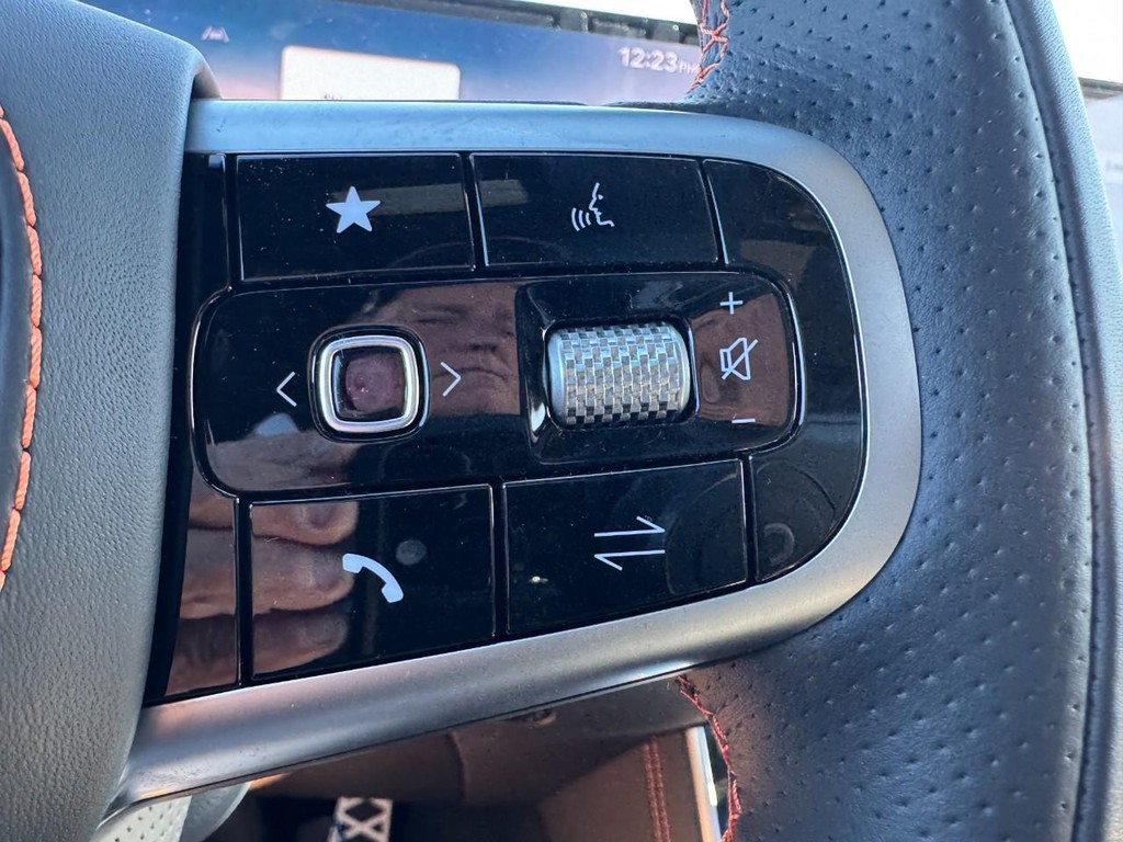 Genesis GV70 Vehicle Full-screen Gallery Image 14