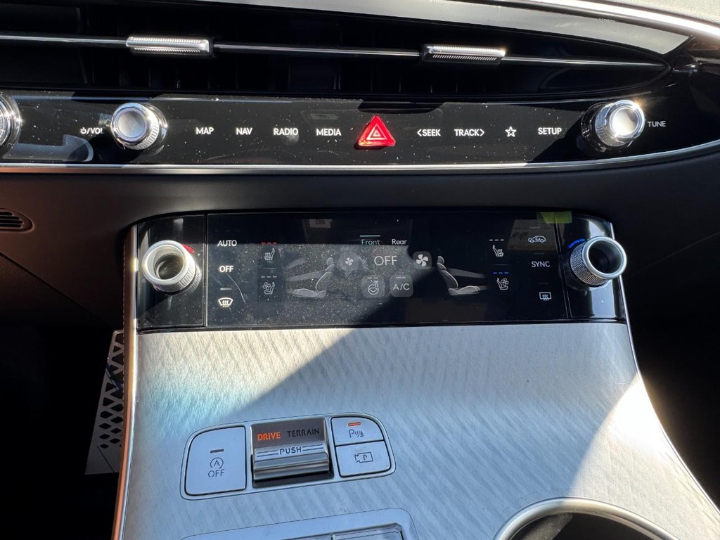 Genesis GV70 Vehicle Full-screen Gallery Image 15