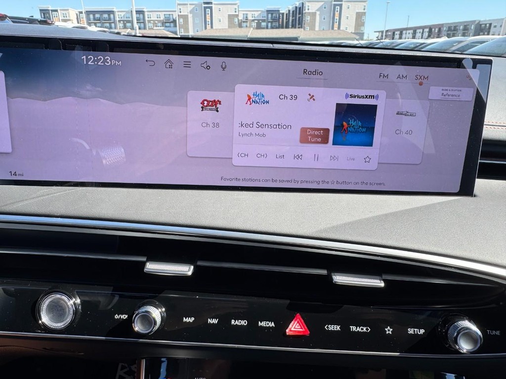 Genesis GV70 Vehicle Full-screen Gallery Image 16