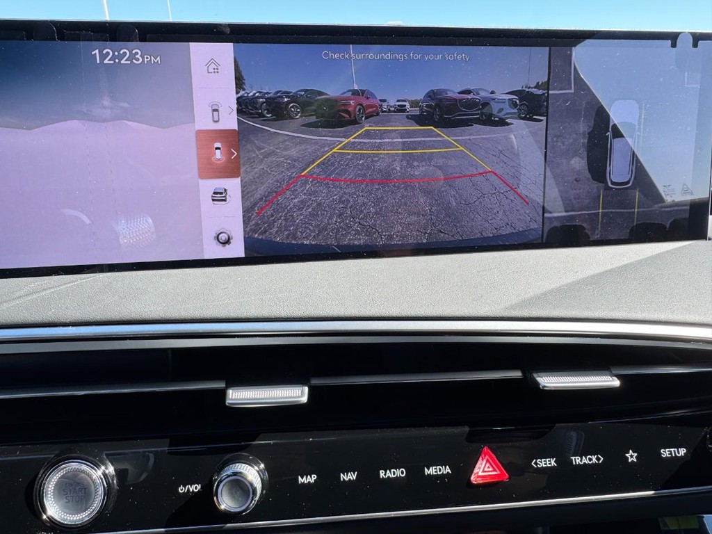 Genesis GV70 Vehicle Full-screen Gallery Image 18