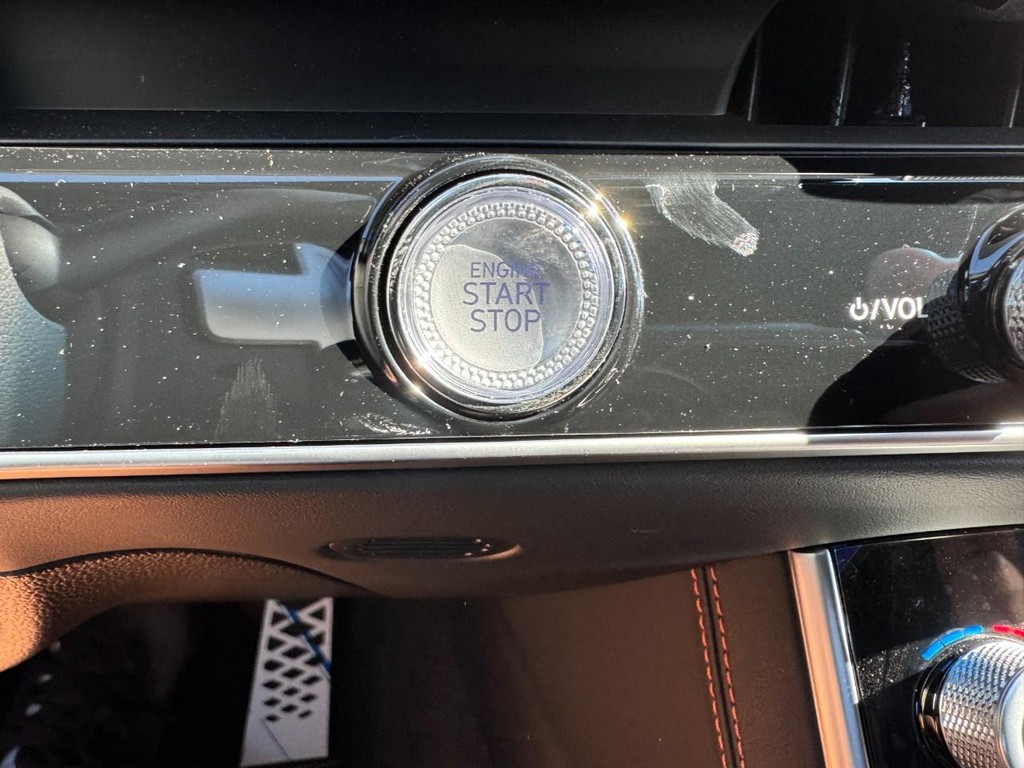 Genesis GV70 Vehicle Full-screen Gallery Image 19