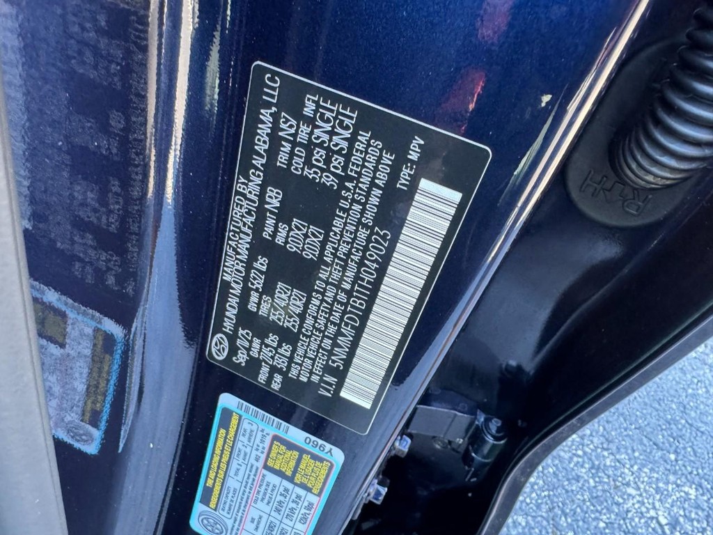 Genesis GV70 Vehicle Full-screen Gallery Image 20