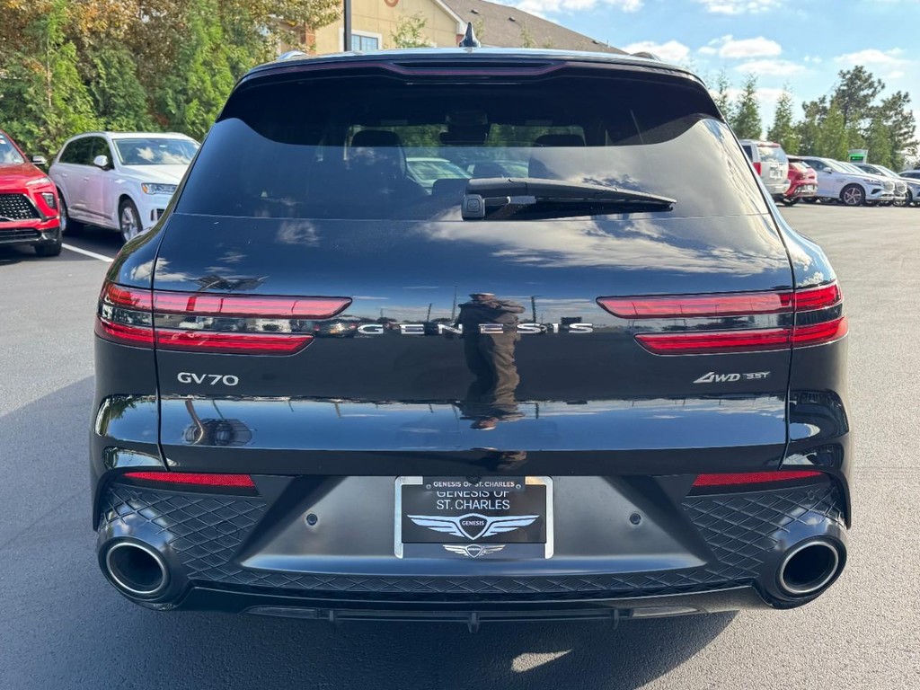 Genesis GV70 Vehicle Full-screen Gallery Image 04