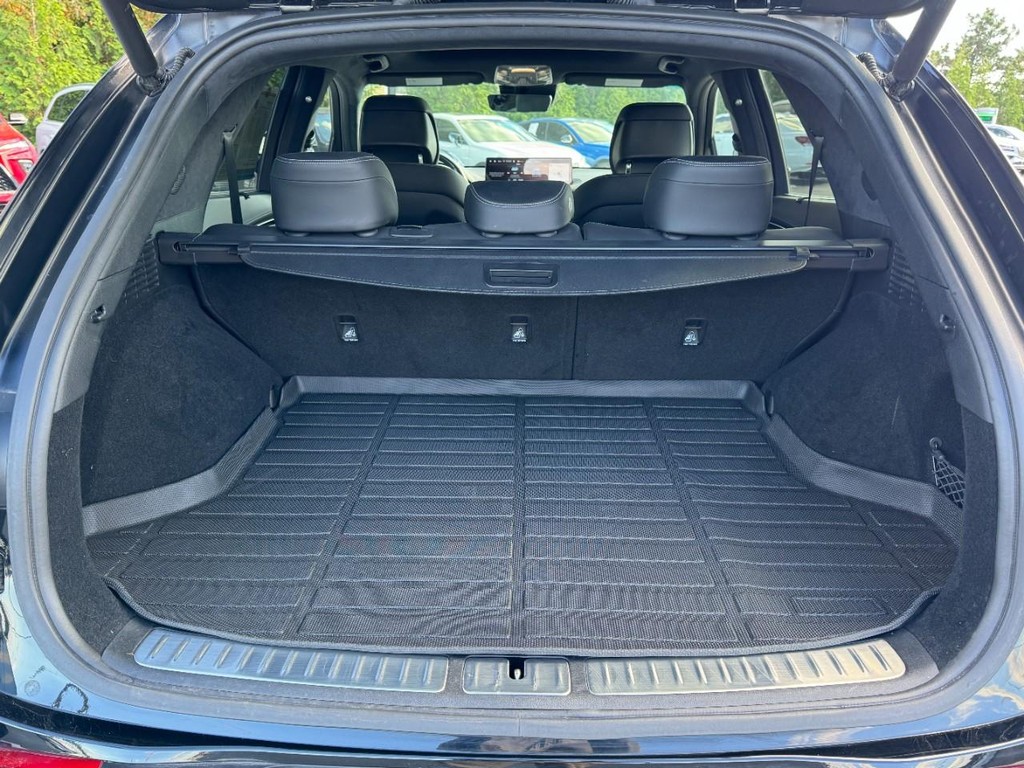 Genesis GV70 Vehicle Full-screen Gallery Image 06