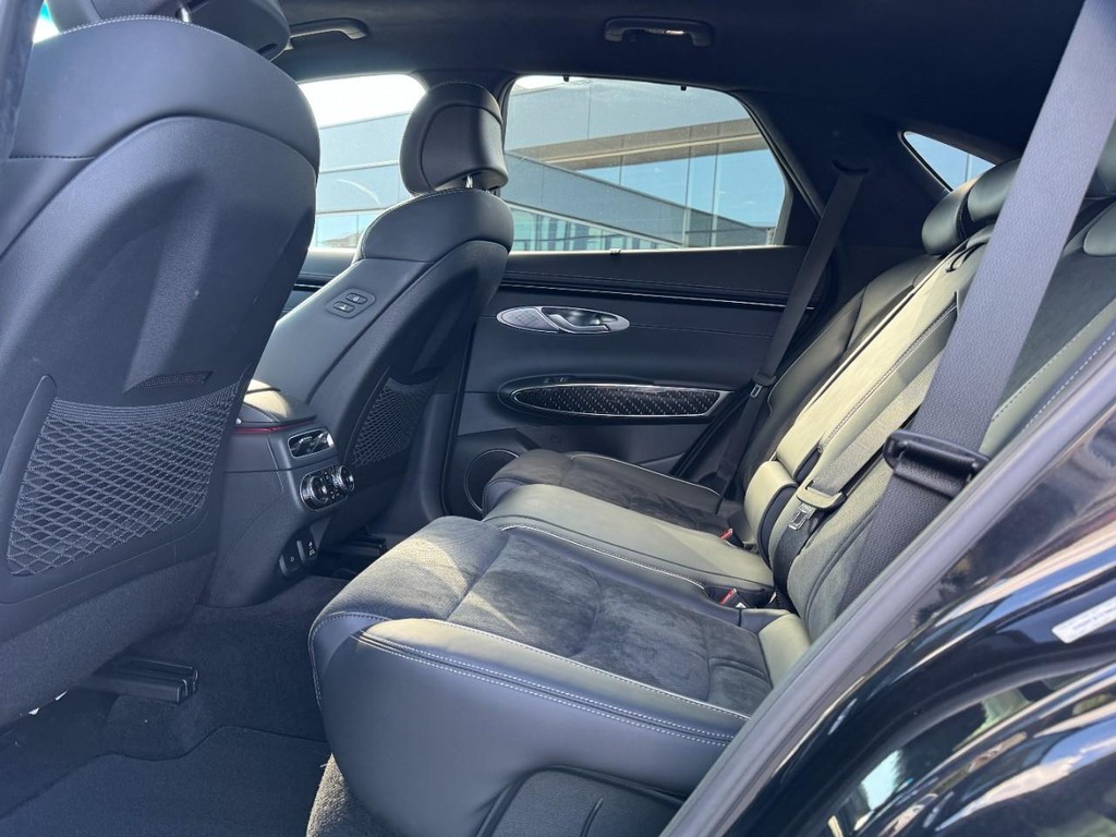 Genesis GV70 Vehicle Full-screen Gallery Image 10