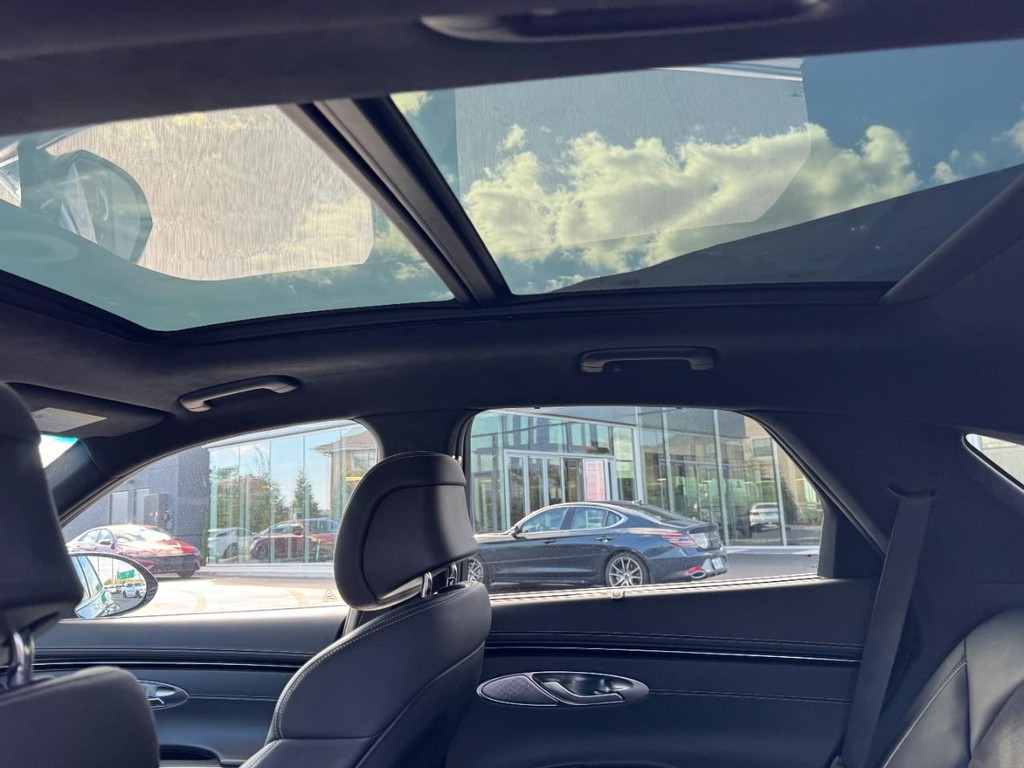 Genesis GV70 Vehicle Full-screen Gallery Image 11