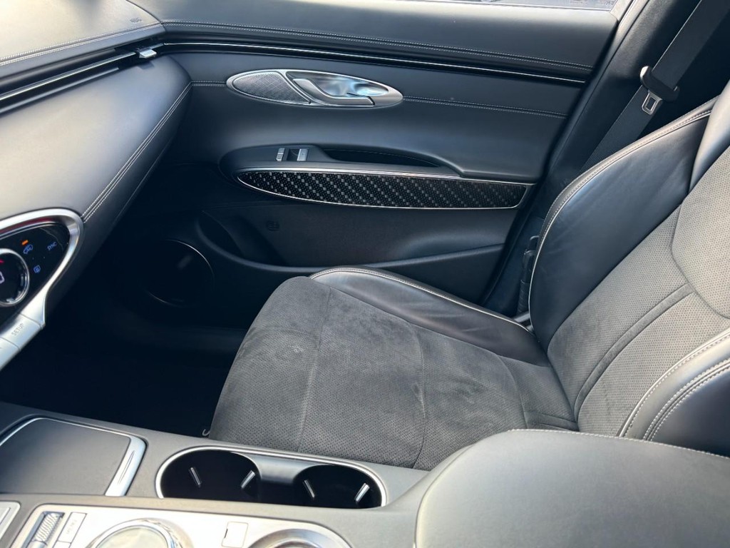 Genesis GV70 Vehicle Full-screen Gallery Image 15