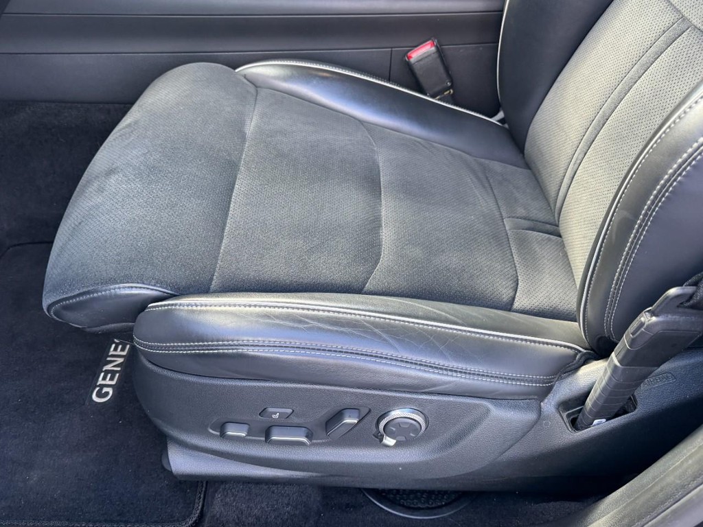 Genesis GV70 Vehicle Full-screen Gallery Image 16