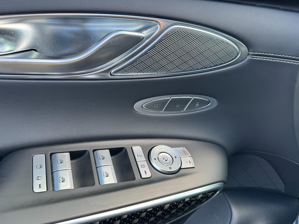 Genesis GV70 Vehicle Full-screen Gallery Image 17