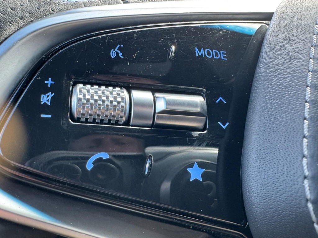 Genesis GV70 Vehicle Full-screen Gallery Image 19