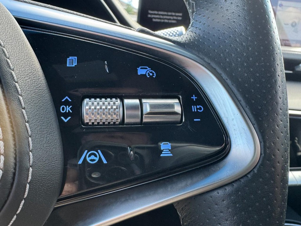 Genesis GV70 Vehicle Full-screen Gallery Image 20