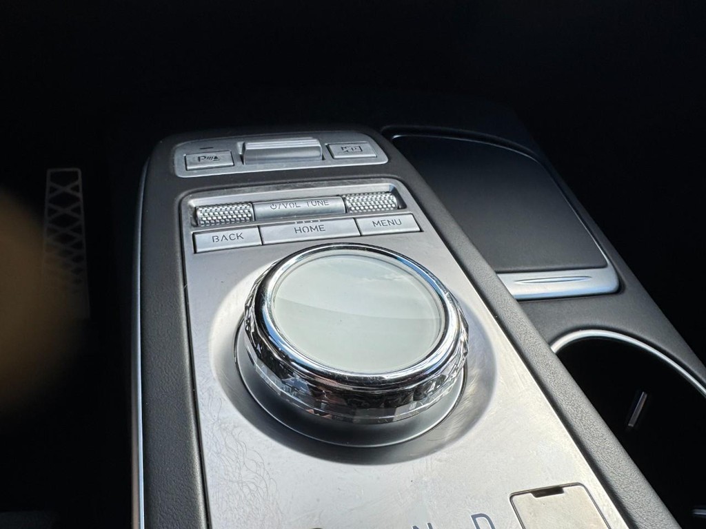 Genesis GV70 Vehicle Full-screen Gallery Image 21