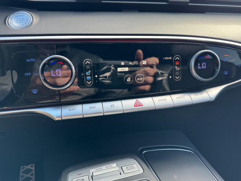 Genesis GV70 Vehicle Full-screen Gallery Image 22