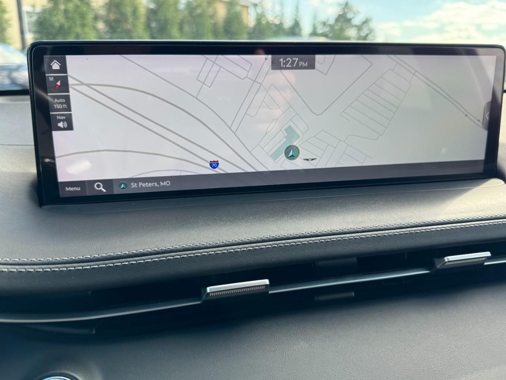 Genesis GV70 Vehicle Full-screen Gallery Image 24