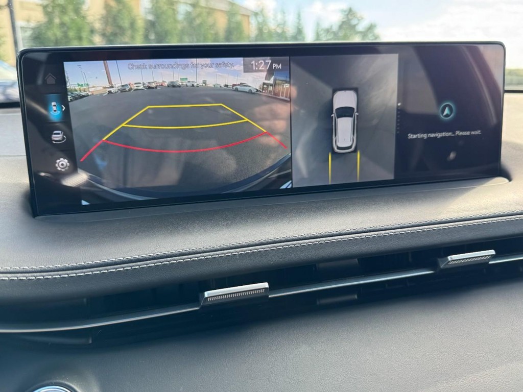 Genesis GV70 Vehicle Full-screen Gallery Image 25