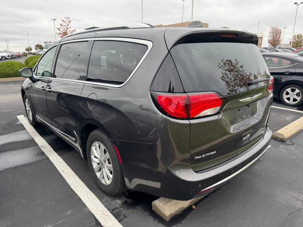 Chrysler Pacifica Vehicle Full-screen Gallery Image 04