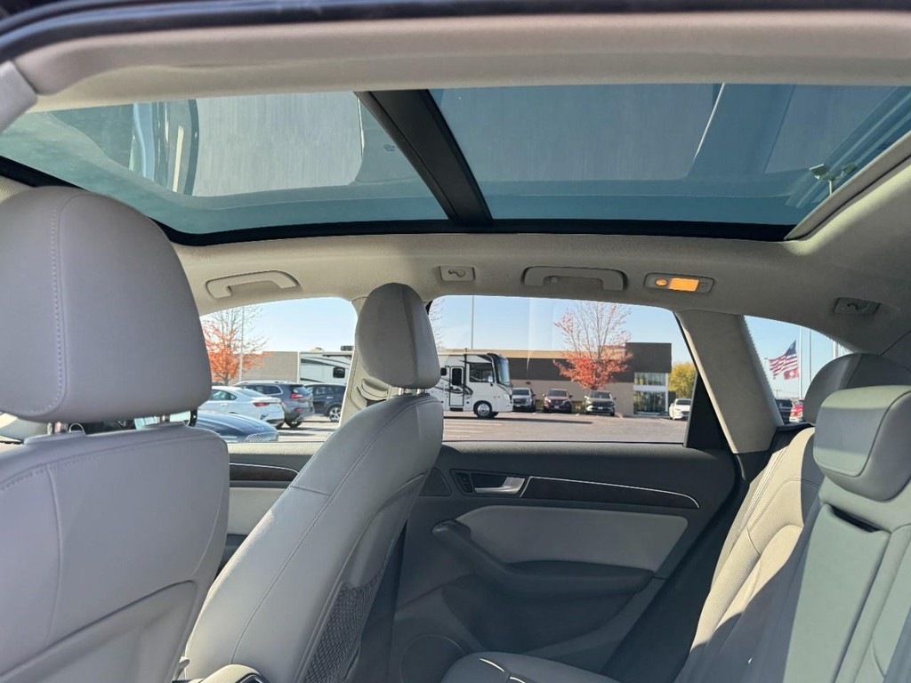 Audi Q5 Vehicle Full-screen Gallery Image 11