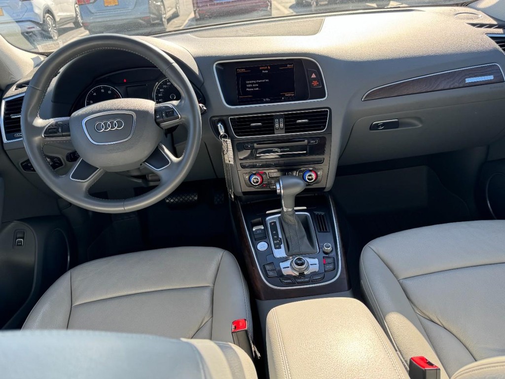 Audi Q5 Vehicle Full-screen Gallery Image 12