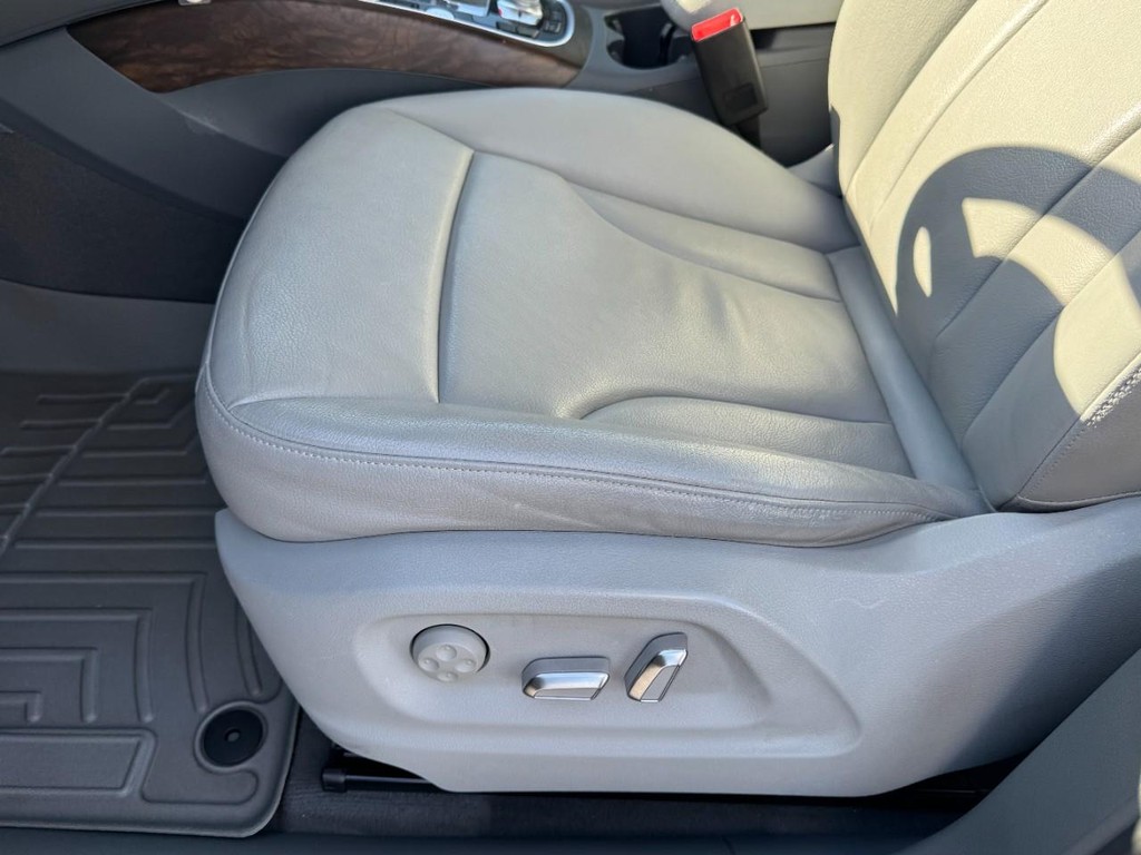 Audi Q5 Vehicle Full-screen Gallery Image 15