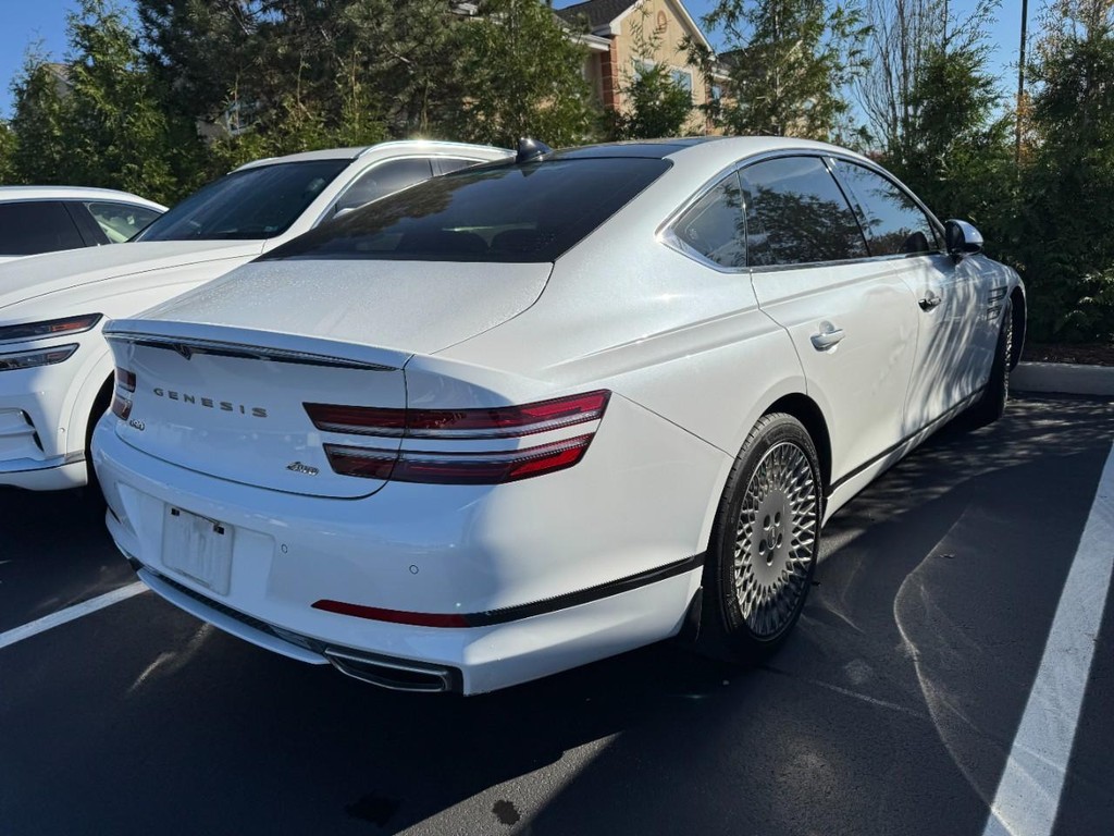 Genesis G80 Vehicle Full-screen Gallery Image 02