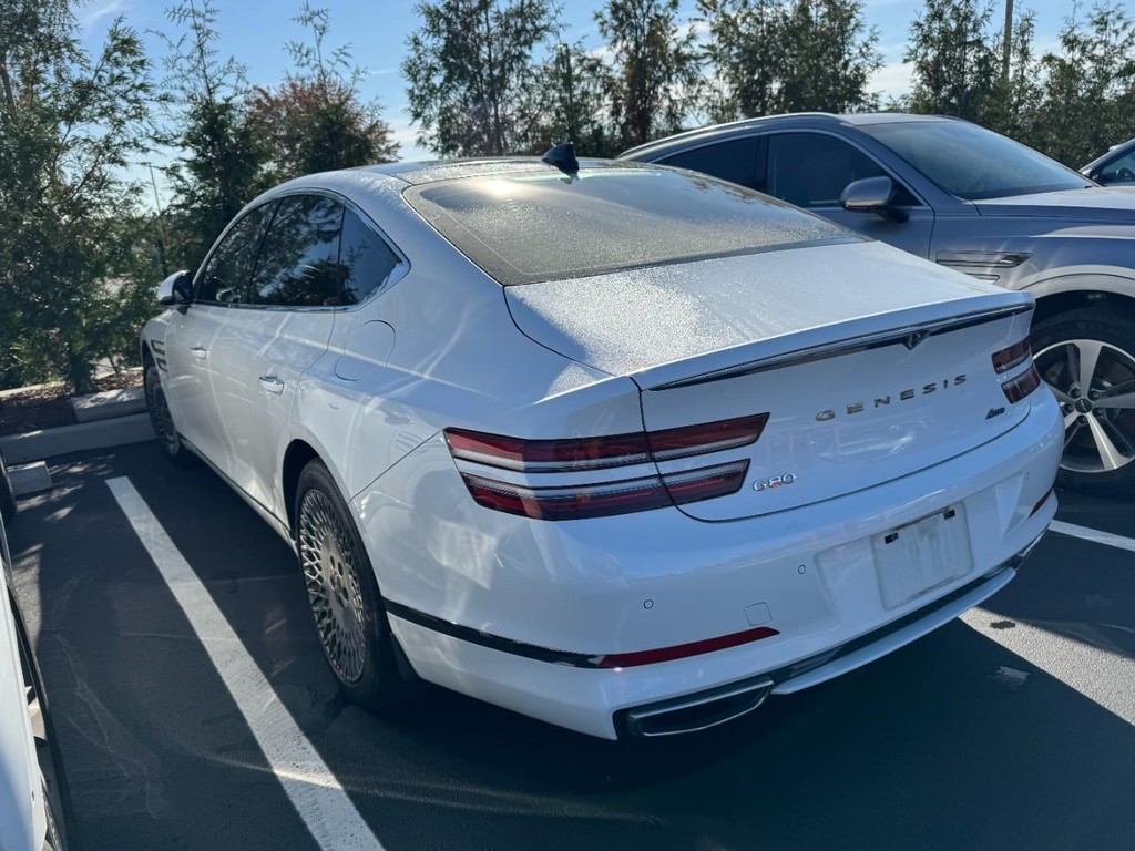 Genesis G80 Vehicle Full-screen Gallery Image 04