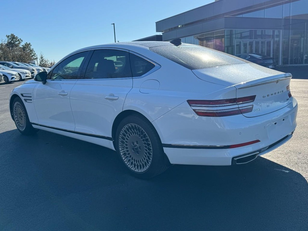 Genesis G80 Vehicle Full-screen Gallery Image 05
