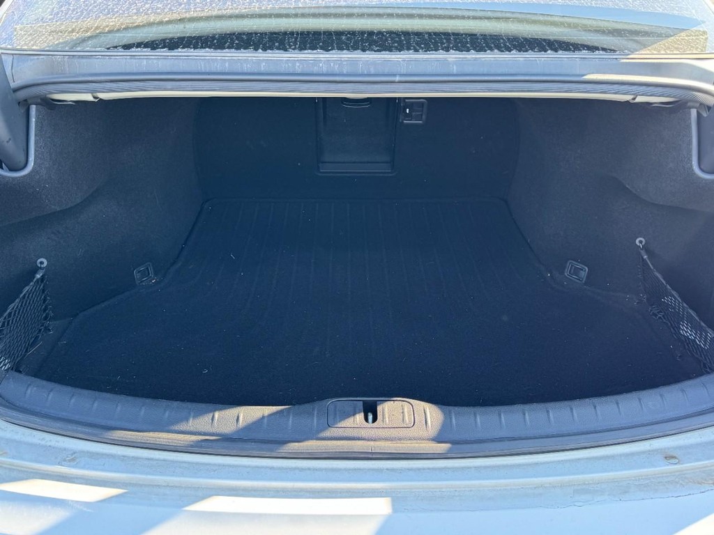 Genesis G80 Vehicle Full-screen Gallery Image 06