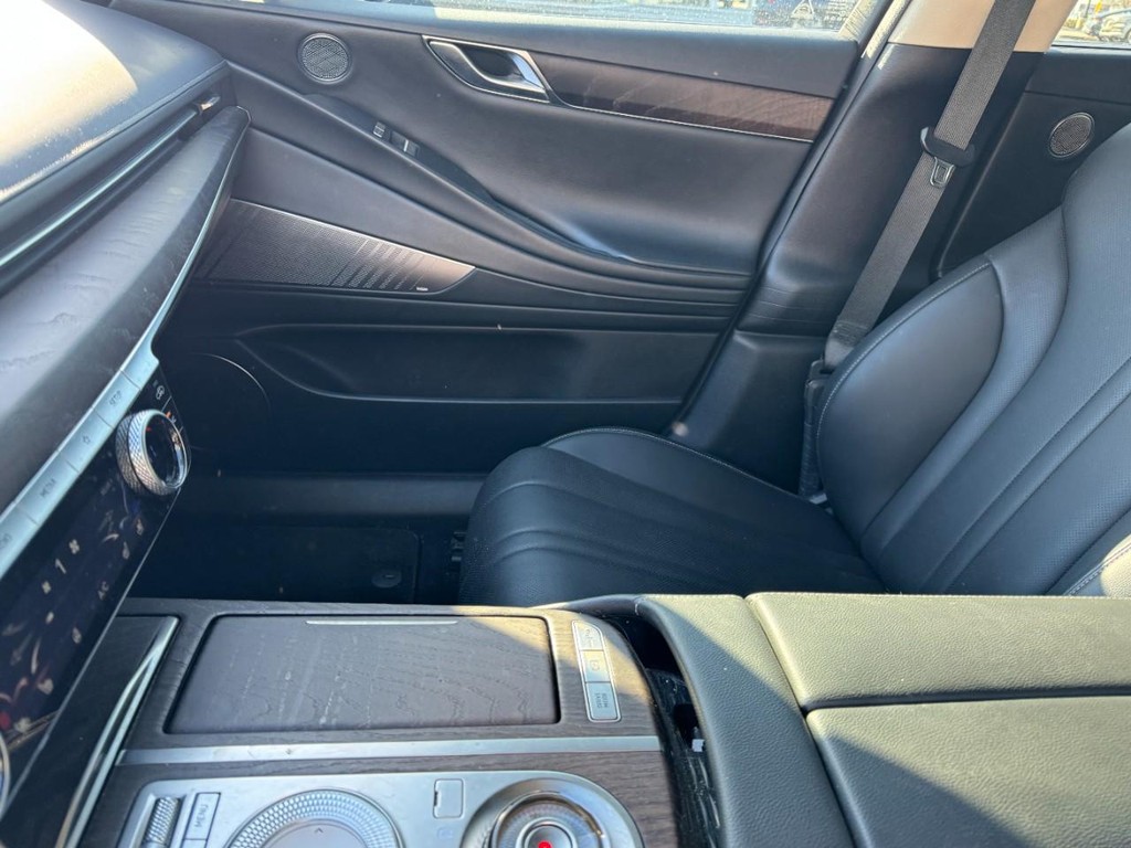 Genesis G80 Vehicle Full-screen Gallery Image 14