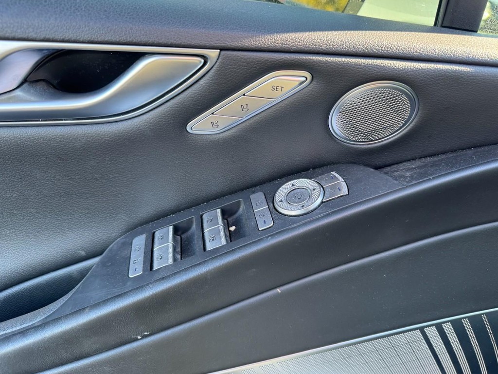 Genesis G80 Vehicle Full-screen Gallery Image 17