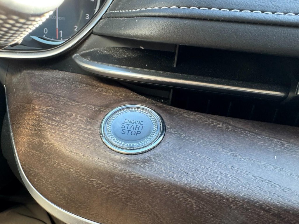 Genesis G80 Vehicle Full-screen Gallery Image 24