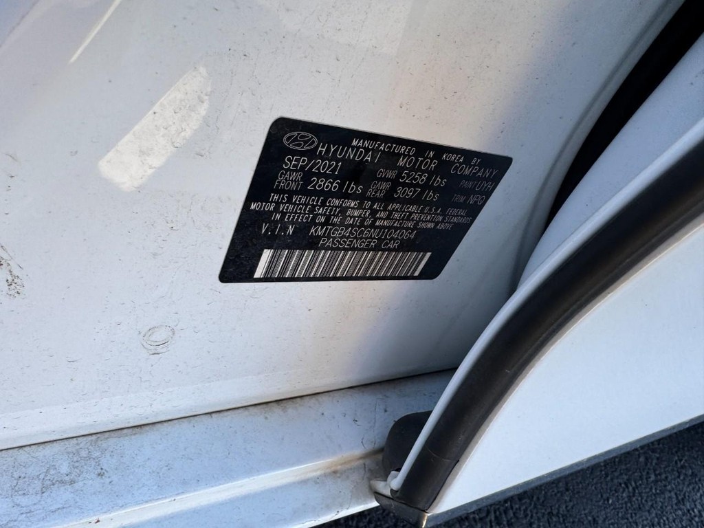 Genesis G80 Vehicle Full-screen Gallery Image 25